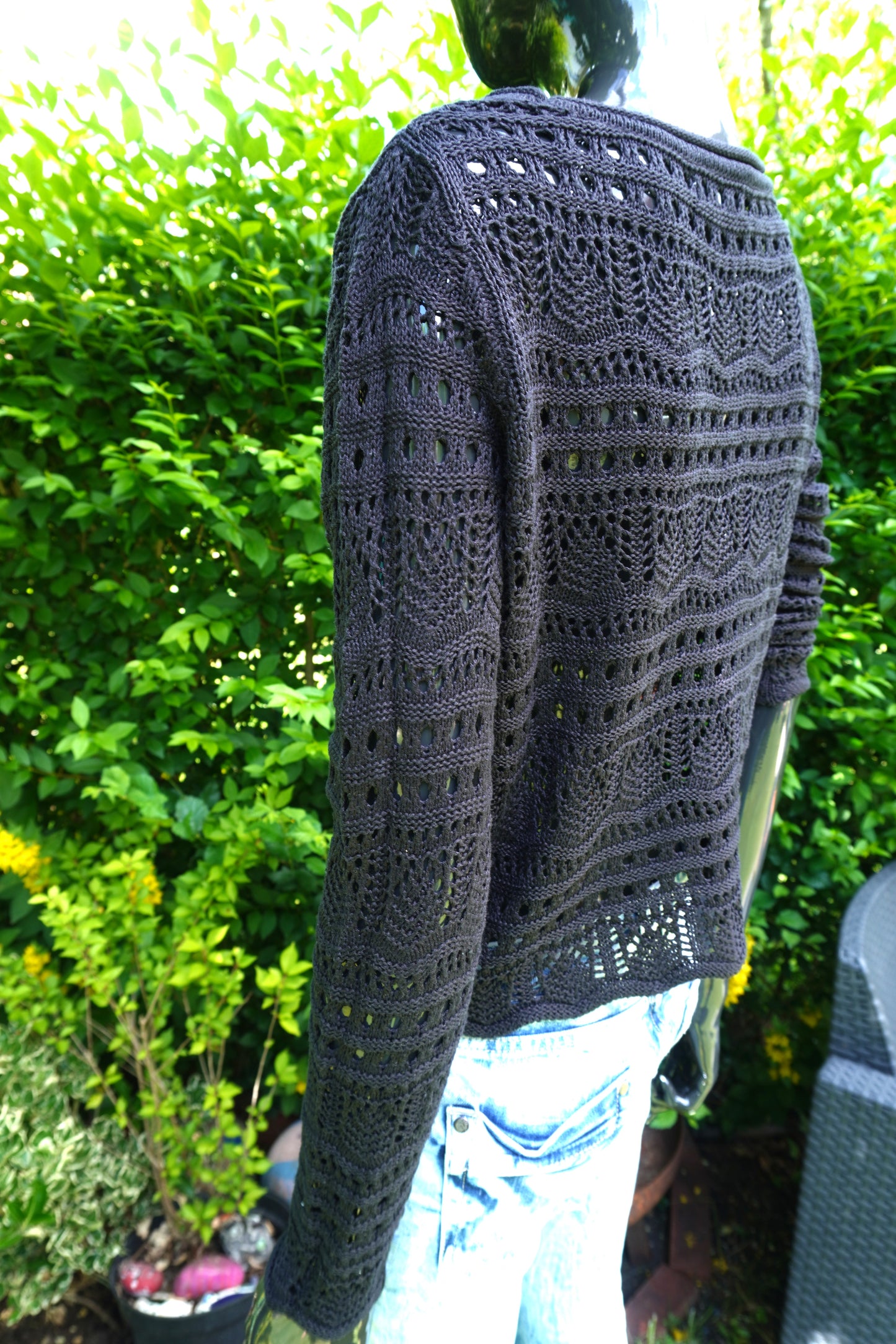 schwarzer Sommerpulli mit Lochmuster
