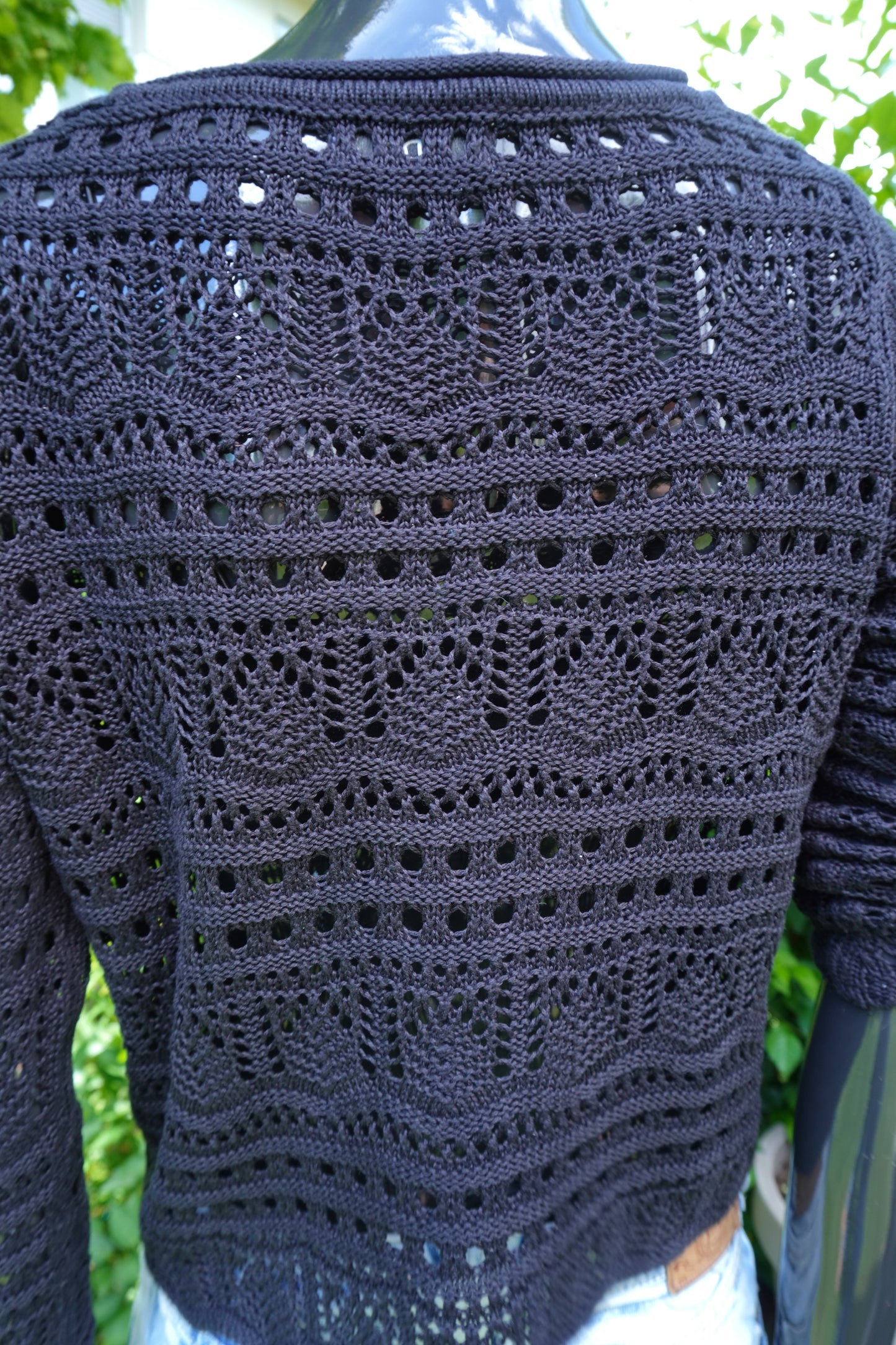schwarzer Sommerpulli mit Lochmuster