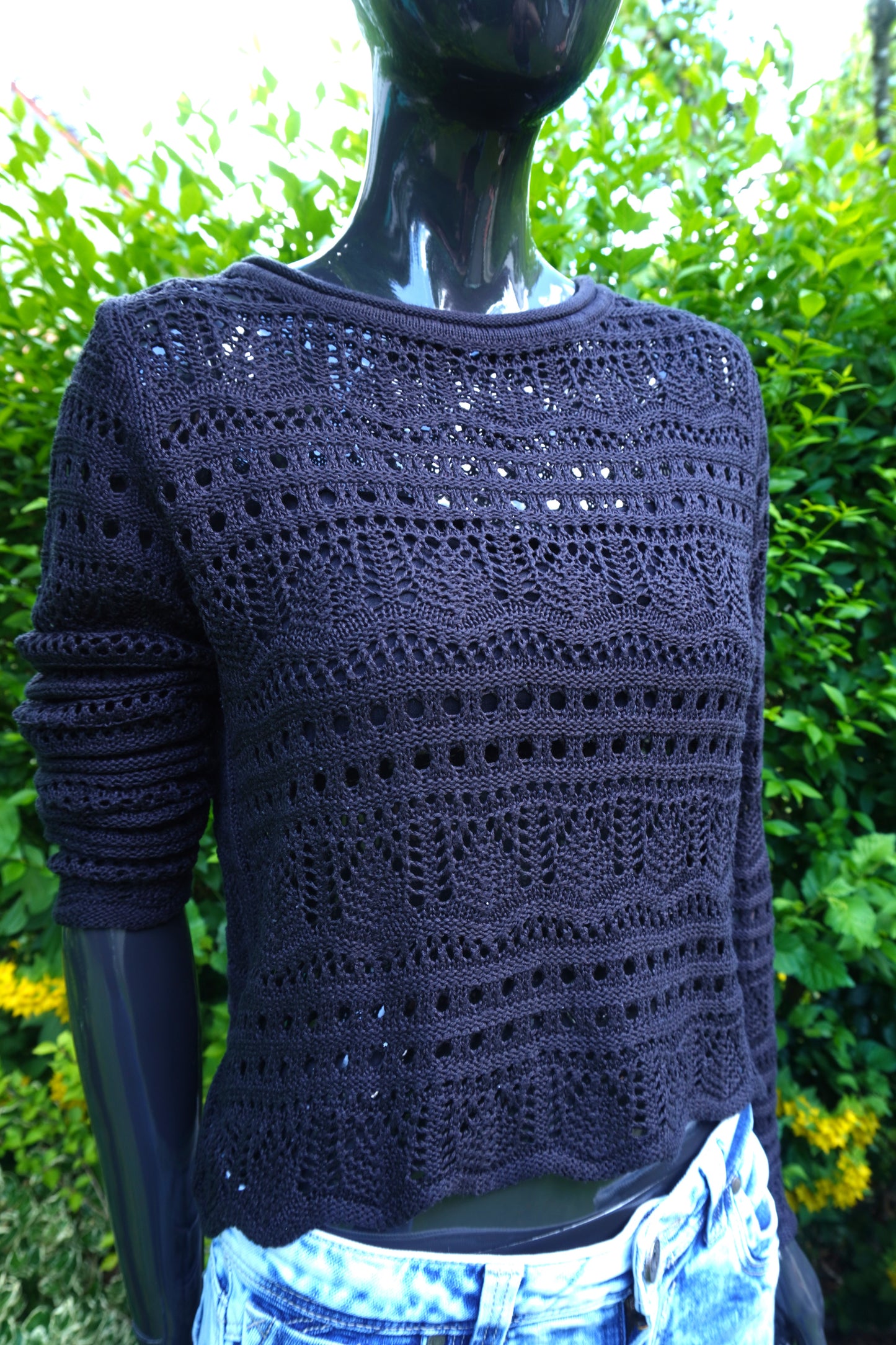 schwarzer Sommerpulli mit Lochmuster