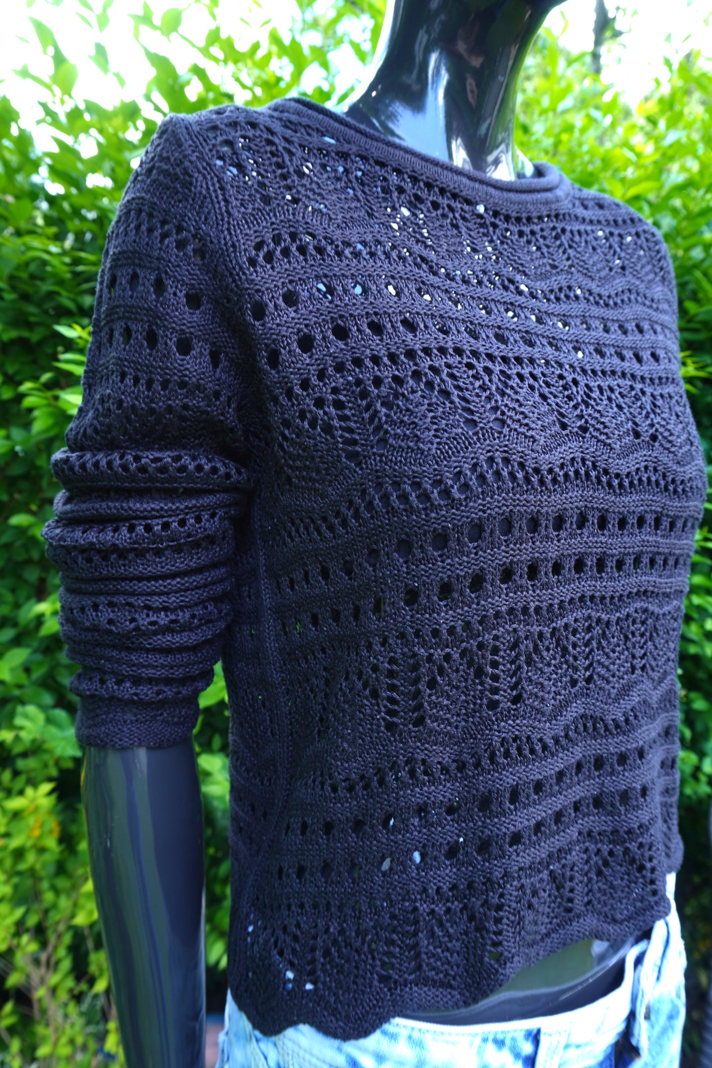 schwarzer Sommerpulli mit Lochmuster