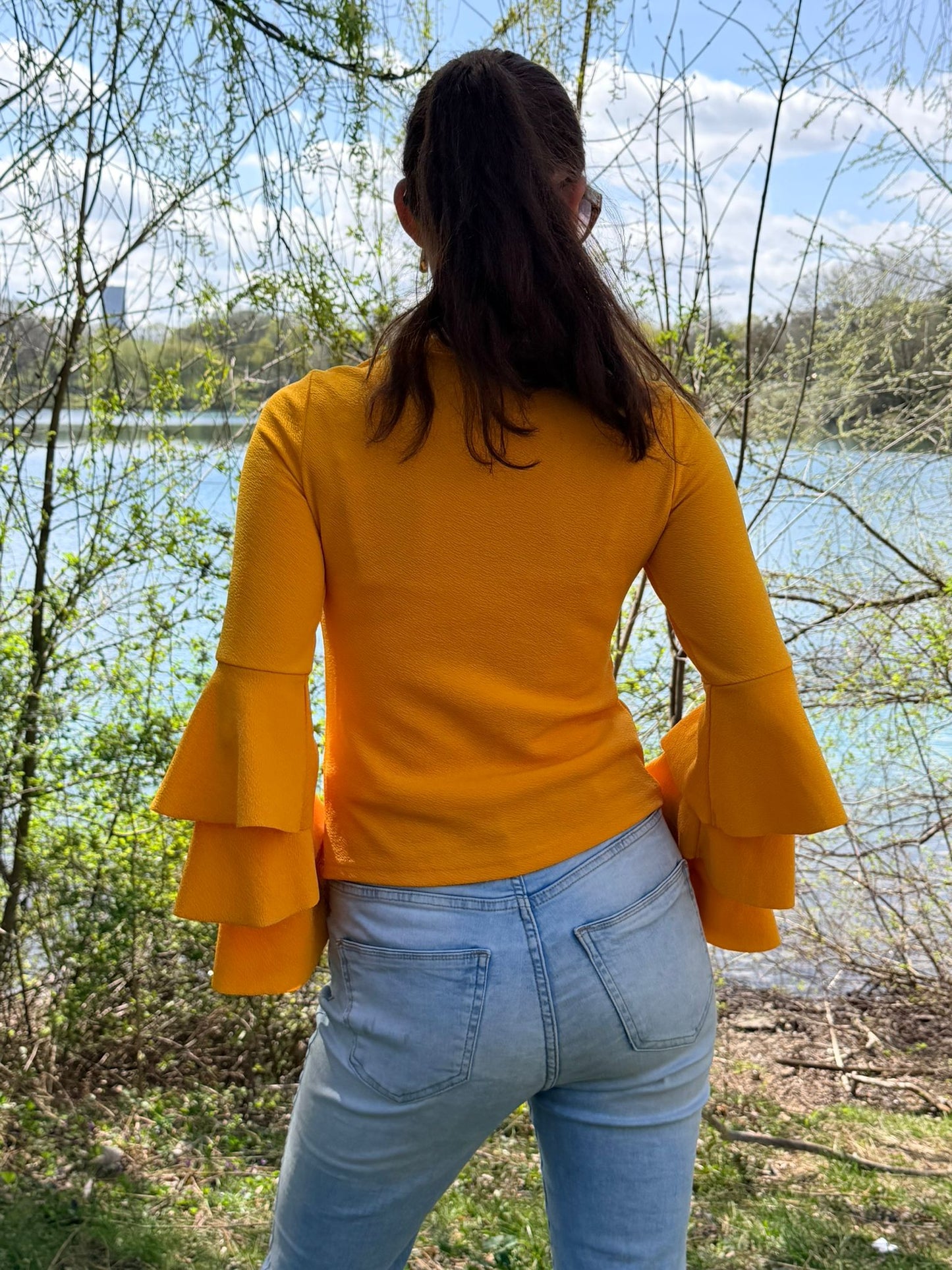 gelbes Shirt mit Volantärmeln