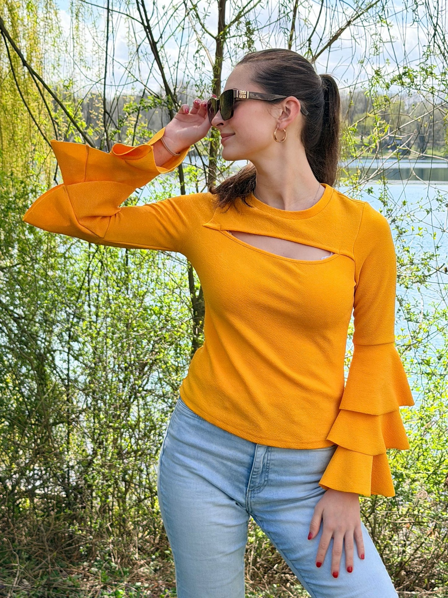 gelbes Shirt mit Volantärmeln
