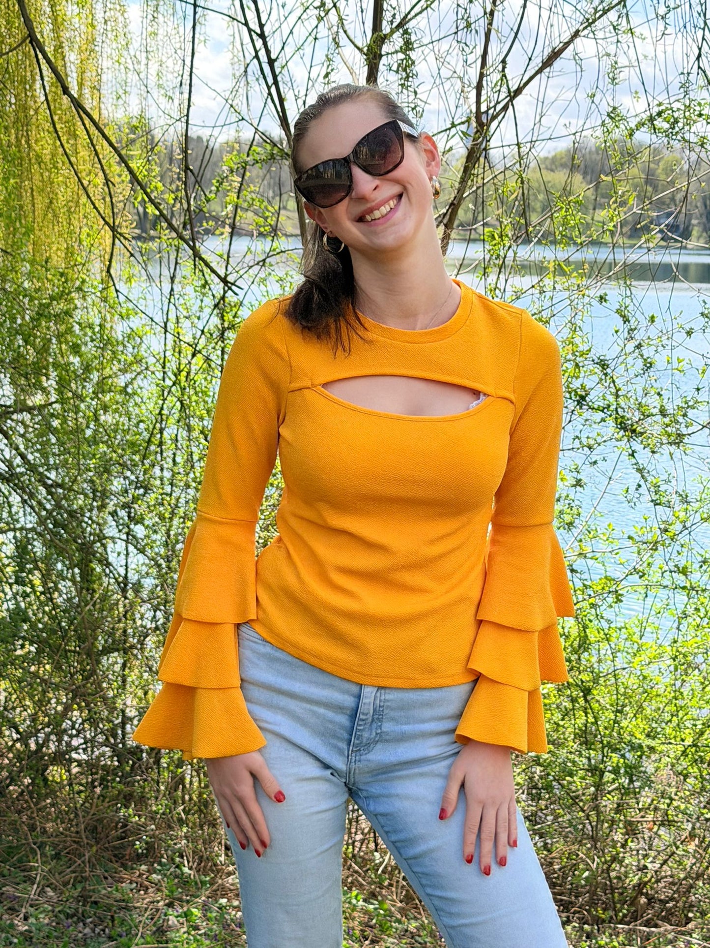 gelbes Shirt mit Volantärmeln