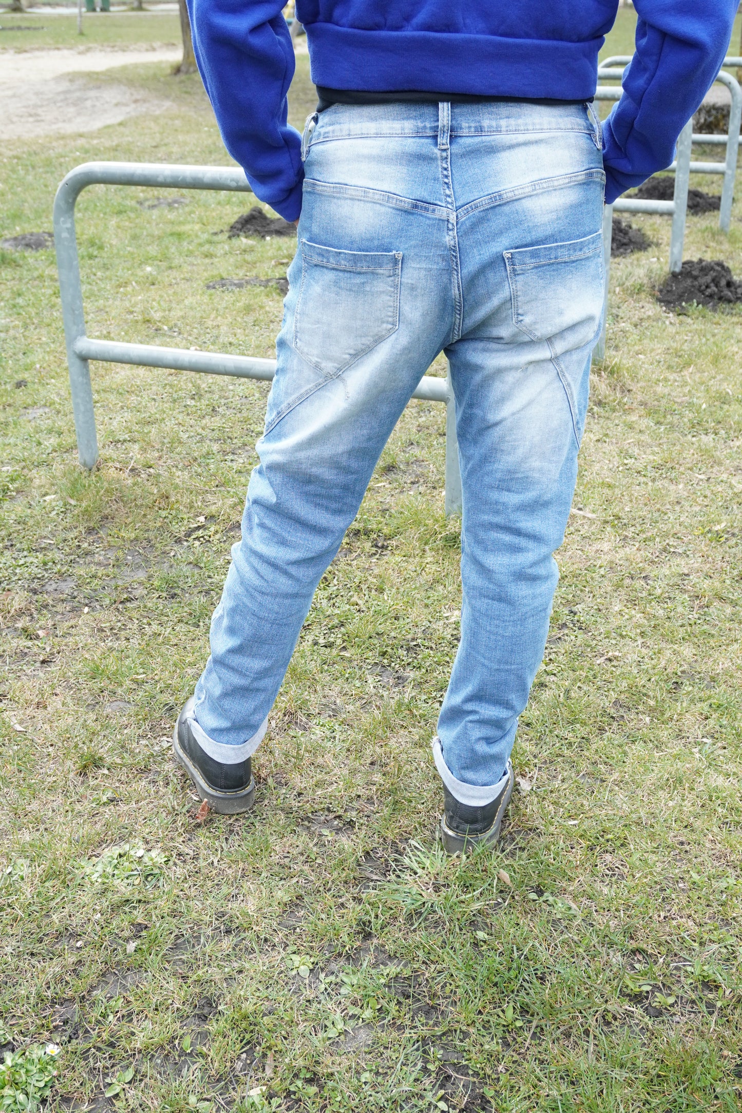 Jeans mit Glitzer-Applikationen